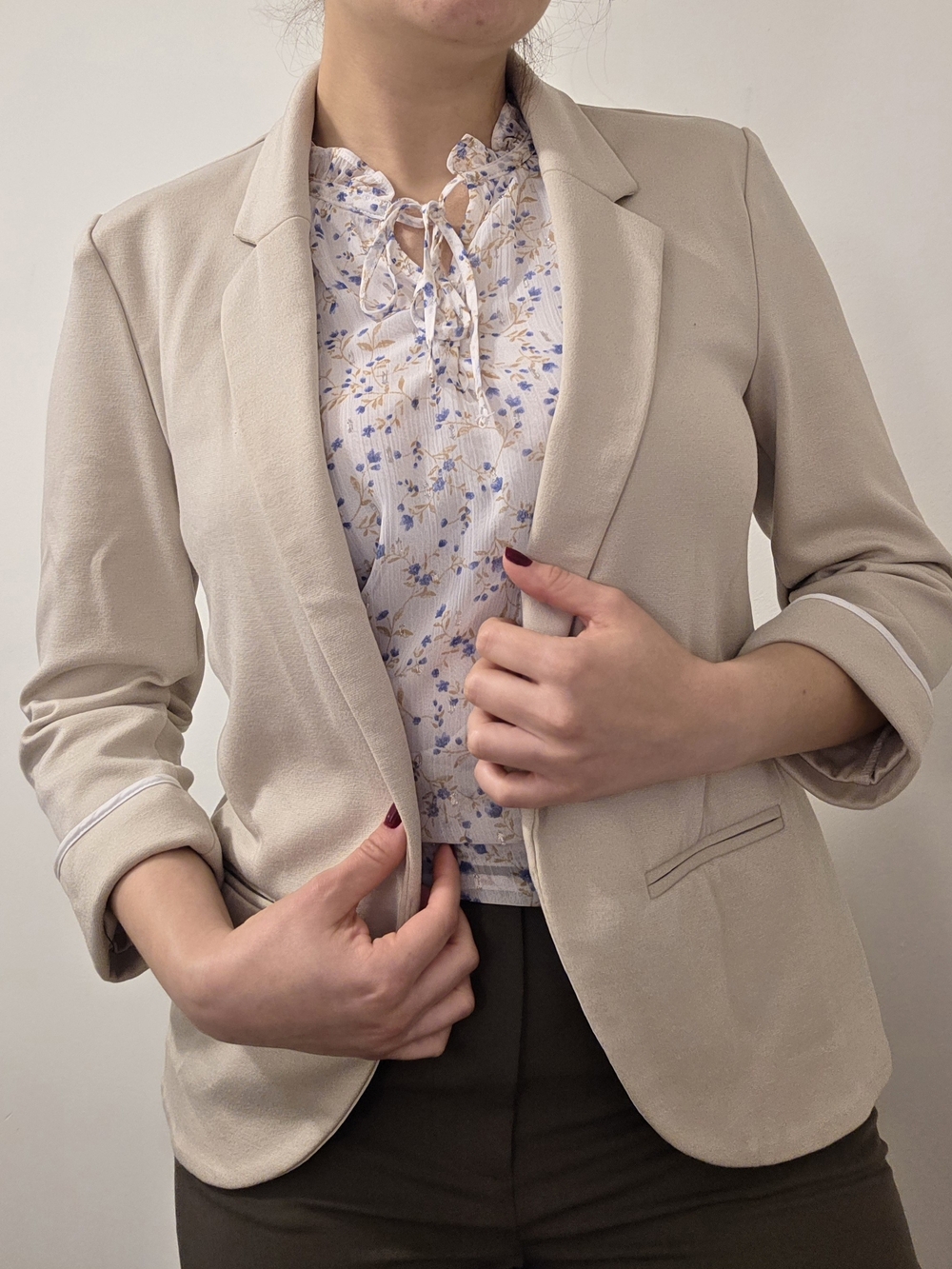 Suzy Shier Women’s Cream Tailored Blazer - Small Size